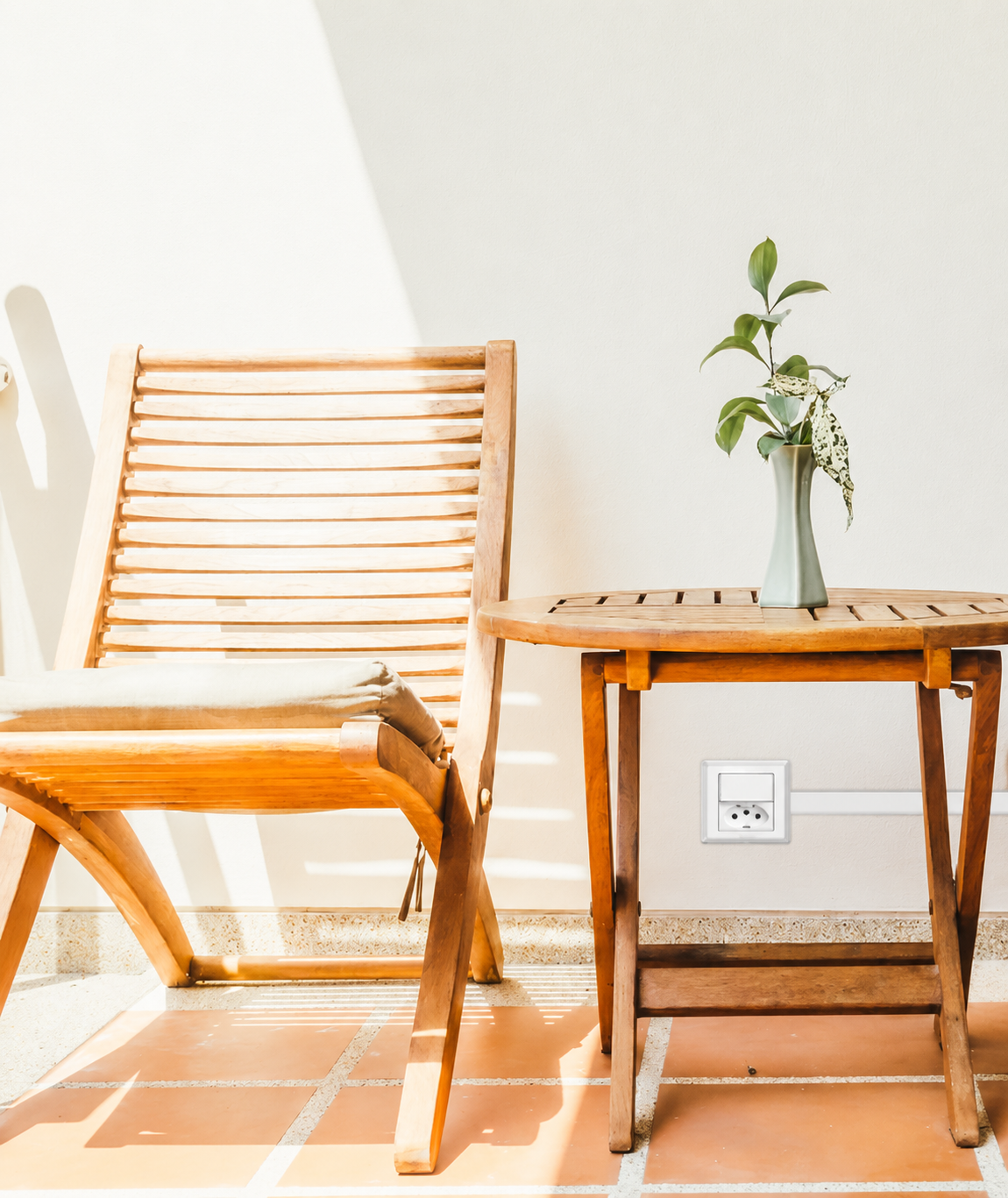 Ambiente com cadeira e mesa de madeira e tomada instalada com canaleta discreta