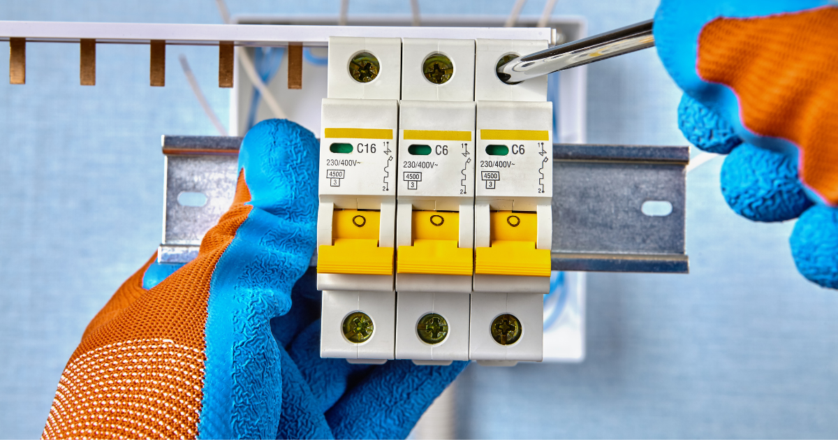 Romazi - Sua energia nossa marca Como Manter a Segurança da Energia Elétrica na sua Casa: 4 Dicas Essenciais  