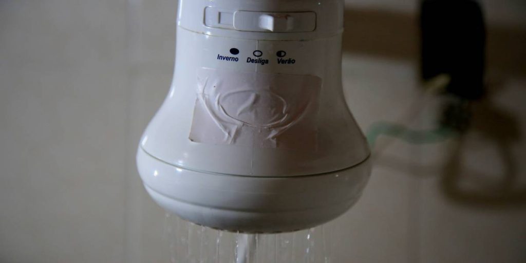 Romazi - Sua energia nossa marca Tomadas perto da água: dicas de segurança para áreas úmidas  