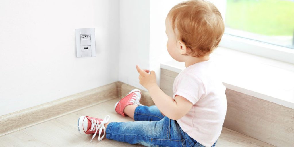 Romazi - Sua energia nossa marca Tomadas e Segurança Infantil: dicas para proteger seus pequenos