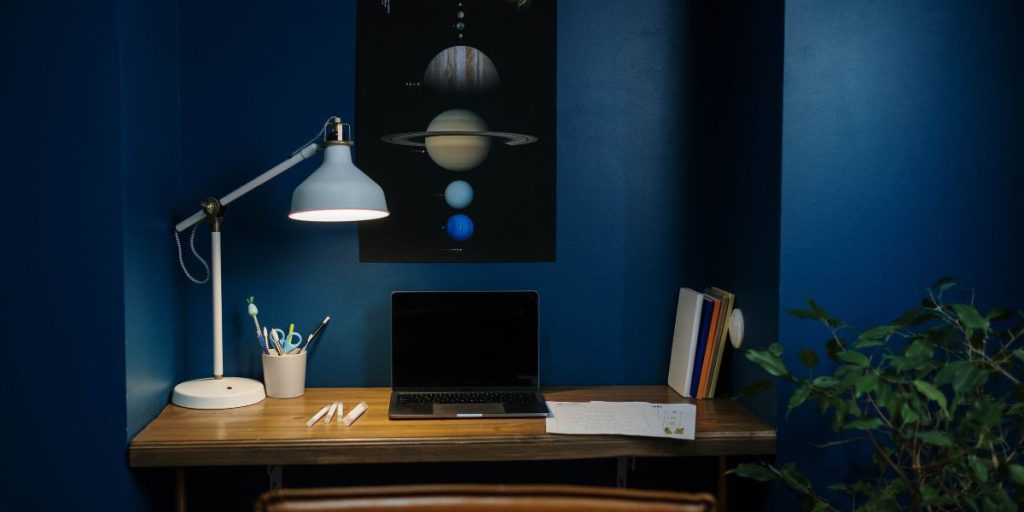 Romazi - Sua energia nossa marca Integrando tomadas e interruptores pretos na decoração moderna  