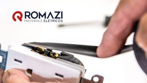 Romazi - Sua energia nossa marca Dicas Essenciais para o Uso Seguro de Fitas Isolantes em Instalações Elétricas  