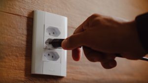 Romazi - Sua energia nossa marca Como escolher as tomadas certas para cada ambiente da sua casa.  